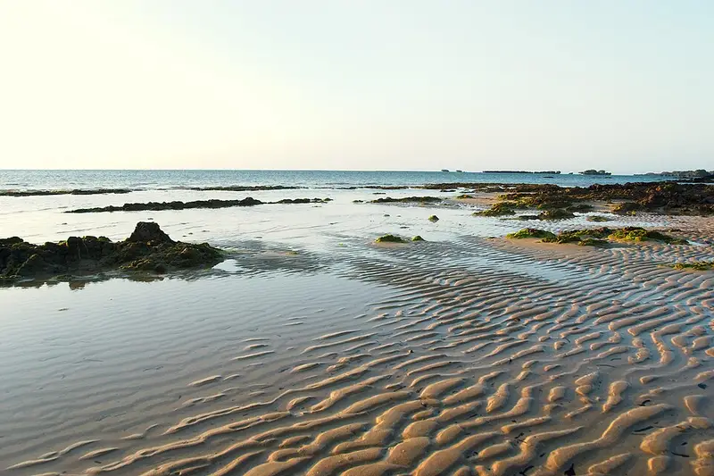 恩納村ムーンビーチ前の釣り場