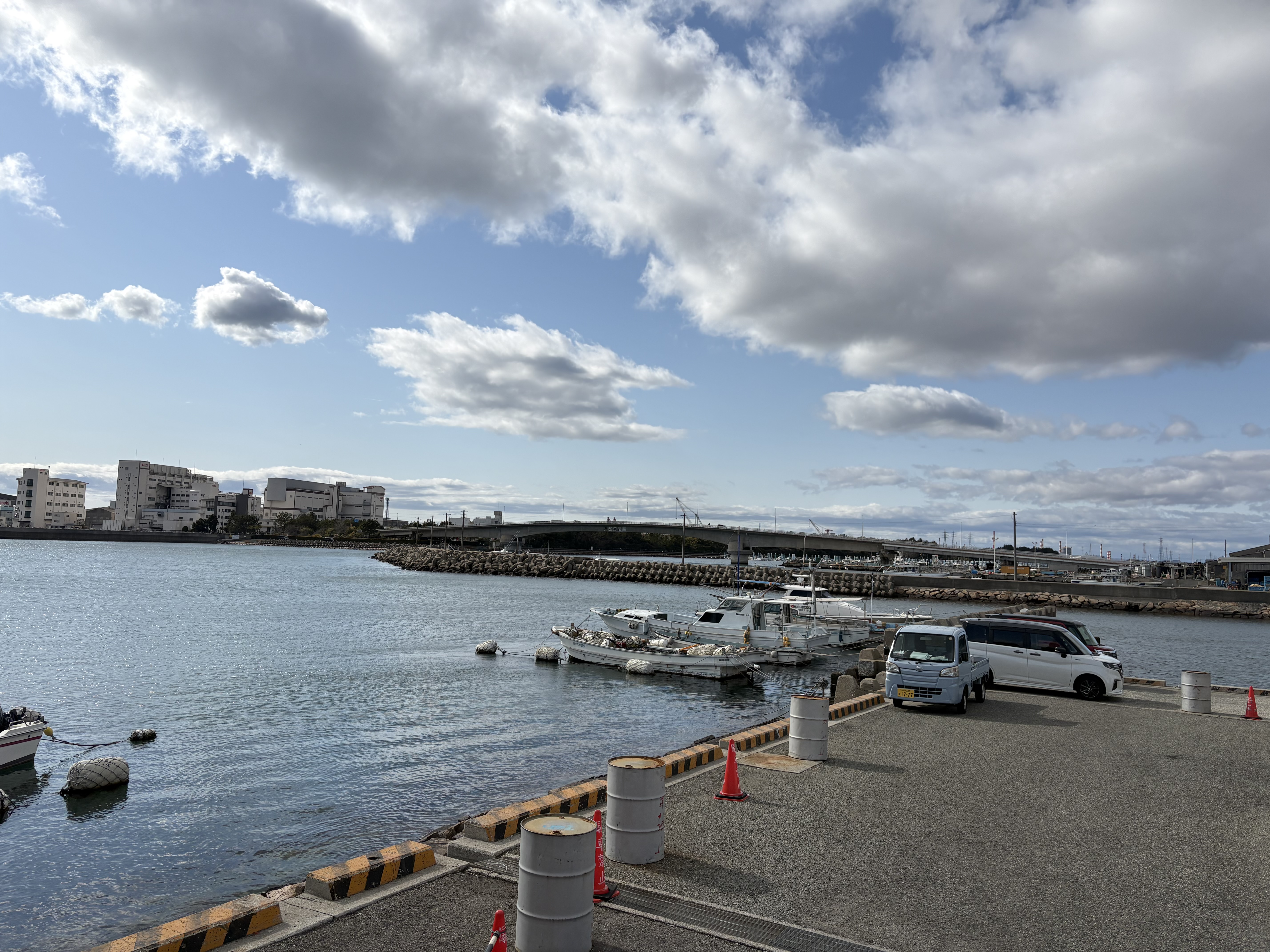 二見人工島の港の全景。広い駐車場と船が見える