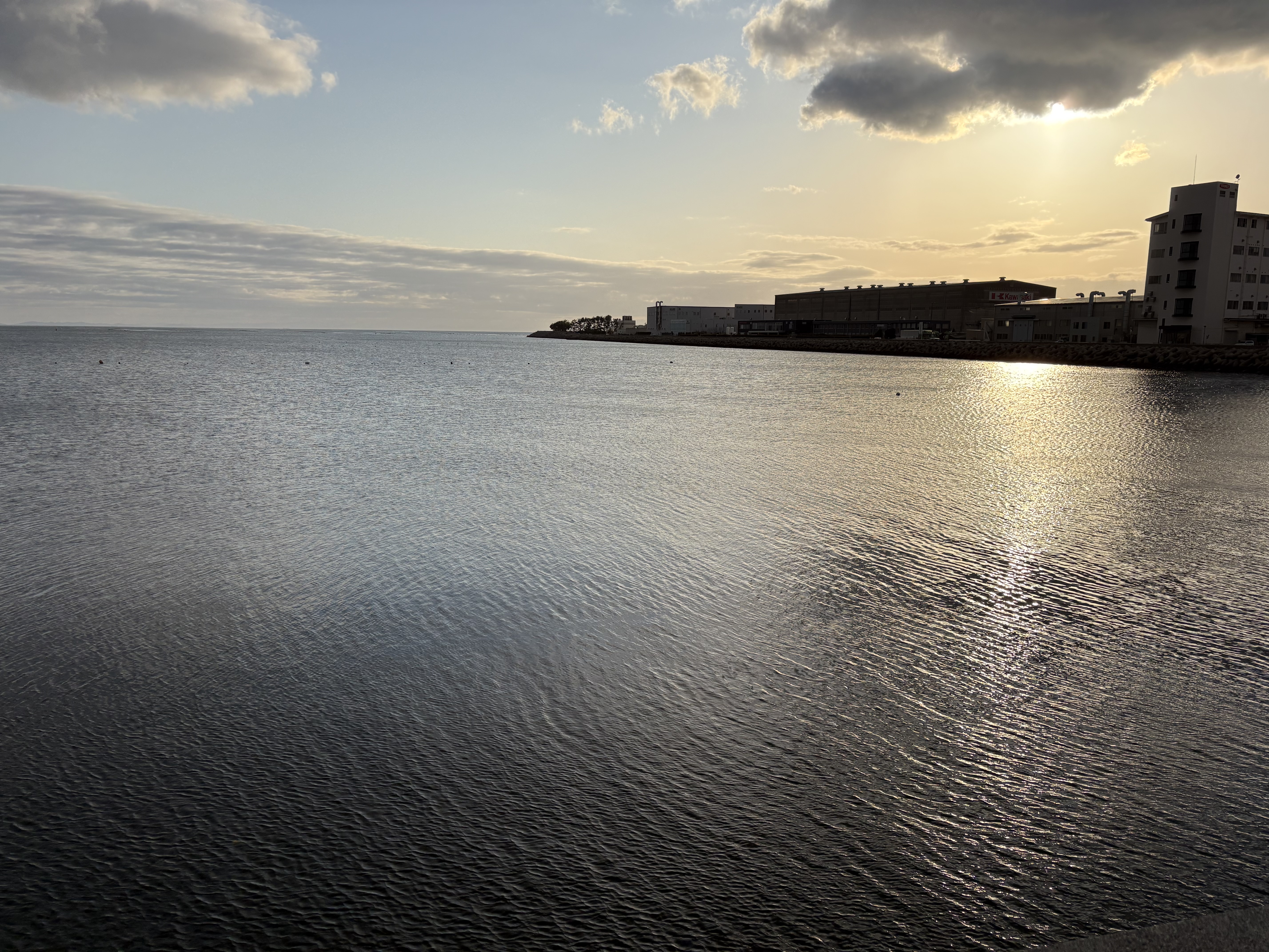二見人工島からの夕景。海面に映る夕日が美しい