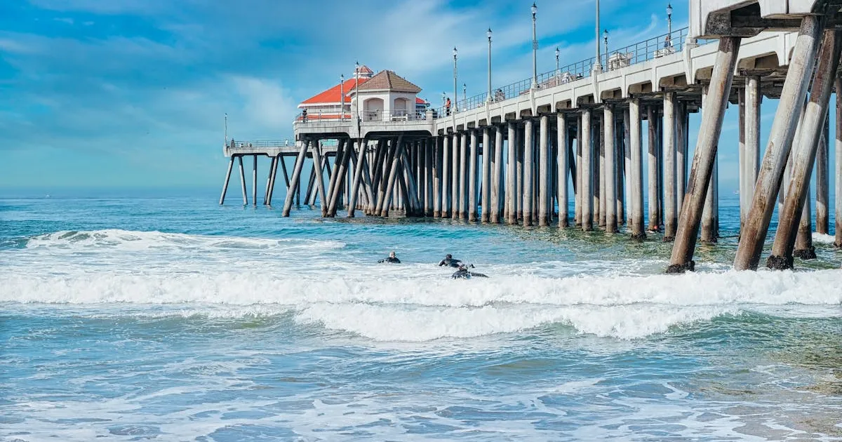 4月の青空と堤防 - 春の海で賑わうビーチと桟橋