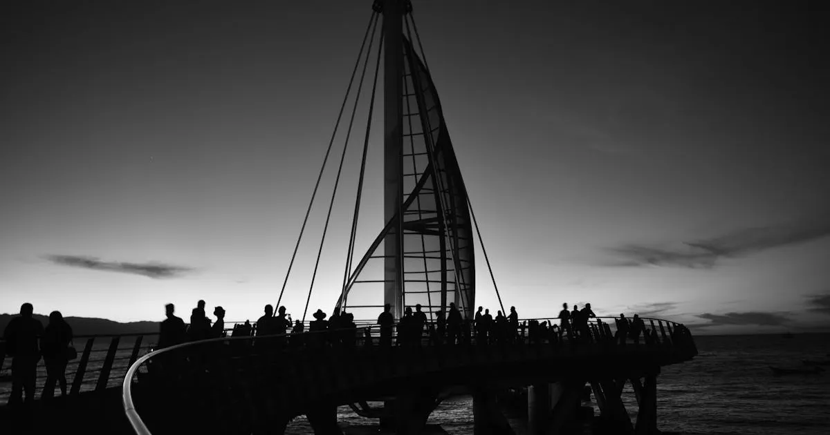 12月の冬の夕暮れ - 桟橋に集まる人々のシルエットと暮れゆく空