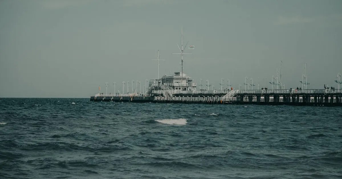 3月の海辺の桟橋 - 春を待つ港の風景