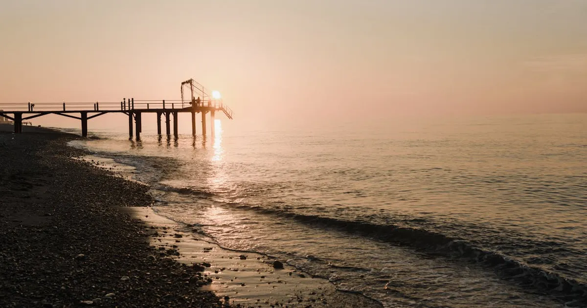 9月の夕暮れの桟橋 - ゴールデンアワーに染まる海辺の風景